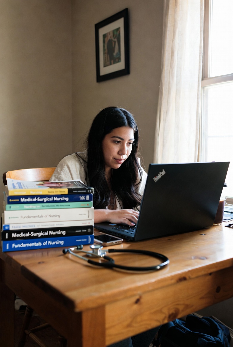 Laptops renovadas estudiantes enfermeria salud usa 2026